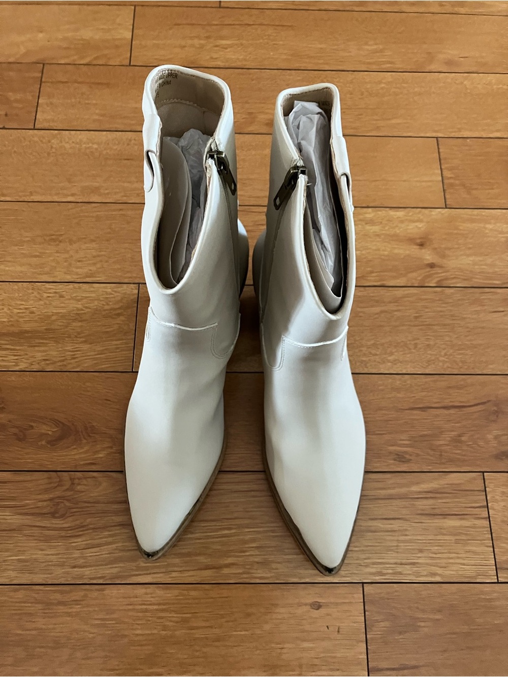 Miim Beverly Short Cowboy Boots. Women’s Size 8.5, Ivory, NEW